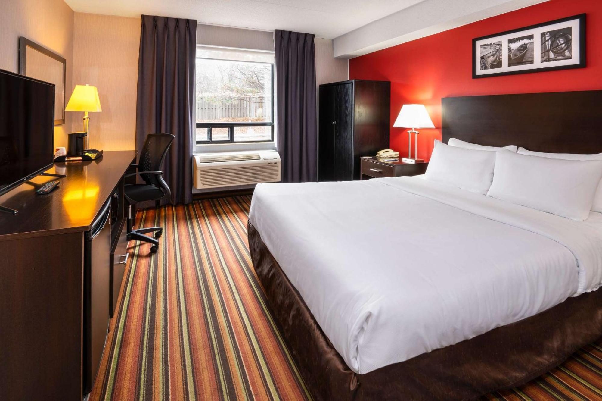 Comfort Hotel & Suites Peterborough Exterior foto